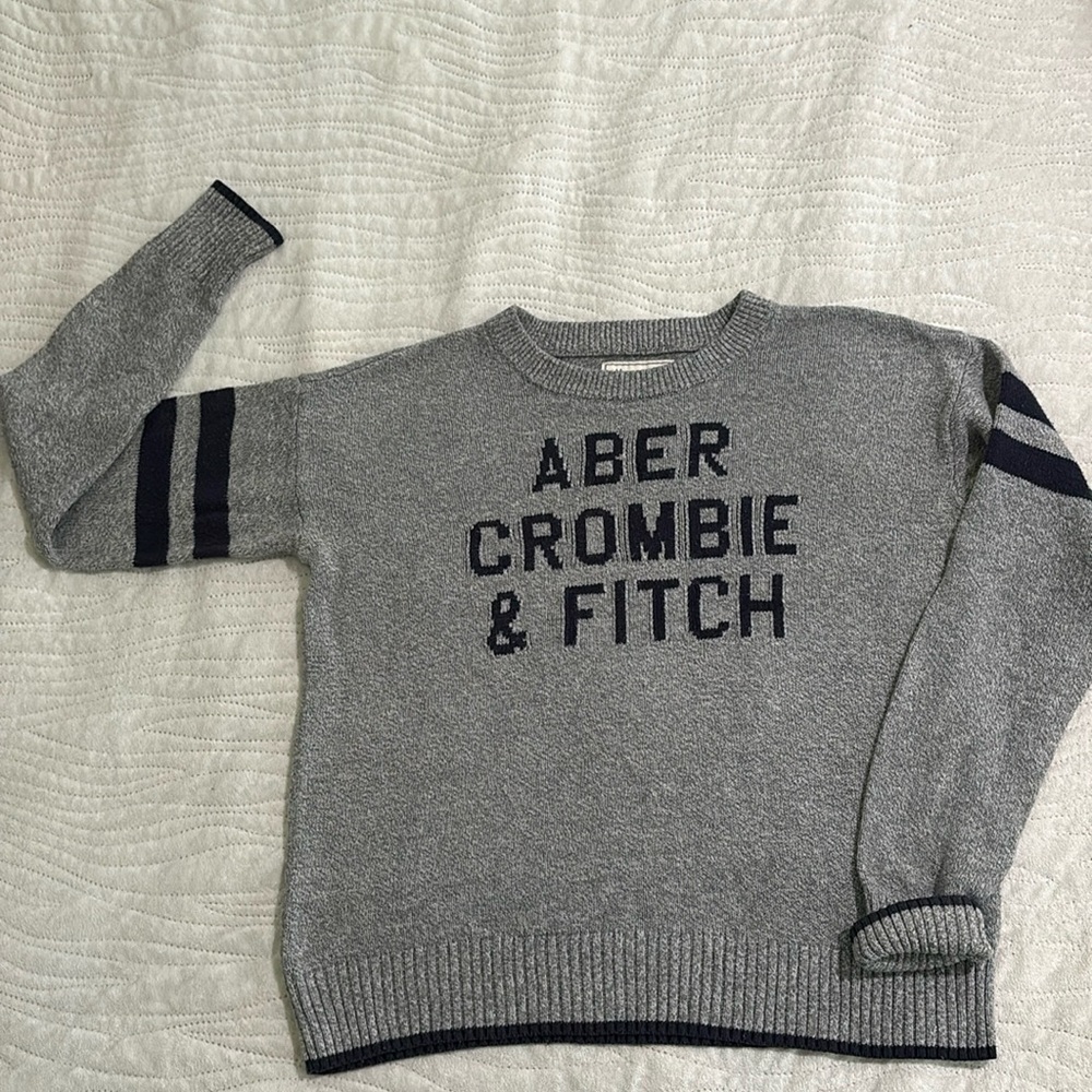 Vintage circa 2000’s Abercrombie and Fitch sweater. Size medium.